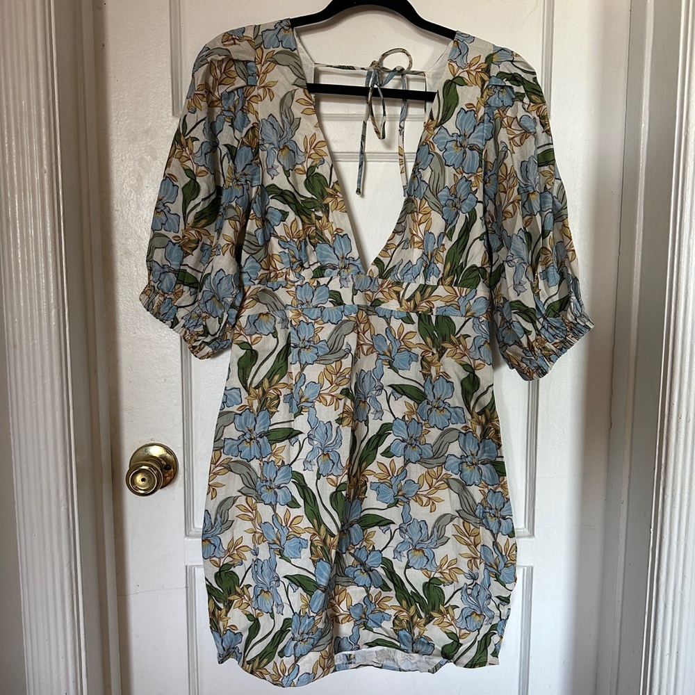 AMALIE THE LABEL - Floral V-Neck Dress with Puff Sleeves